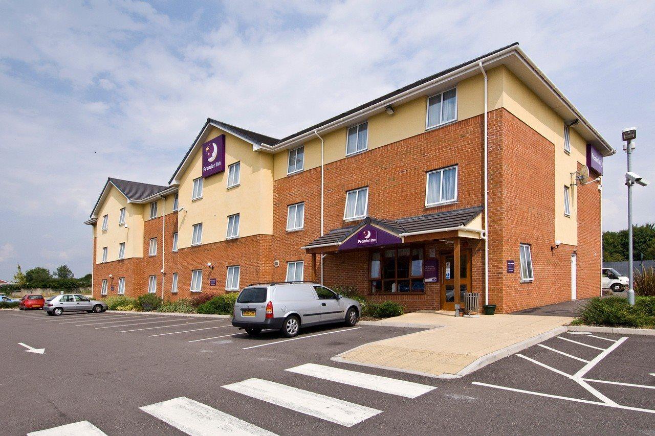 Premier Inn Swindon Central Exterior photo