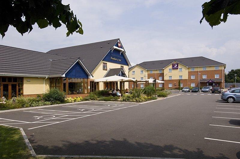 Premier Inn Swindon Central Exterior photo