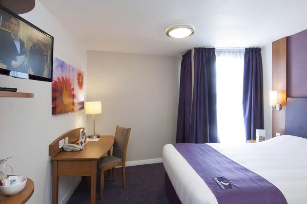 Premier Inn Swindon Central Room photo