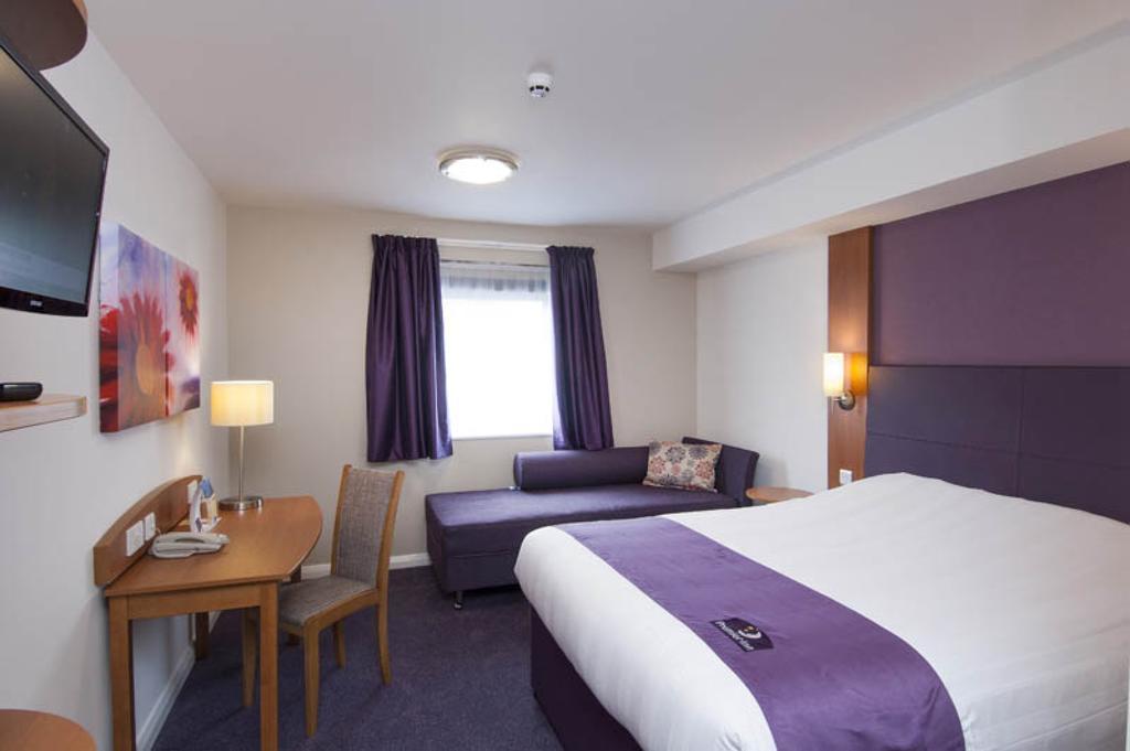 Premier Inn Swindon Central Room photo