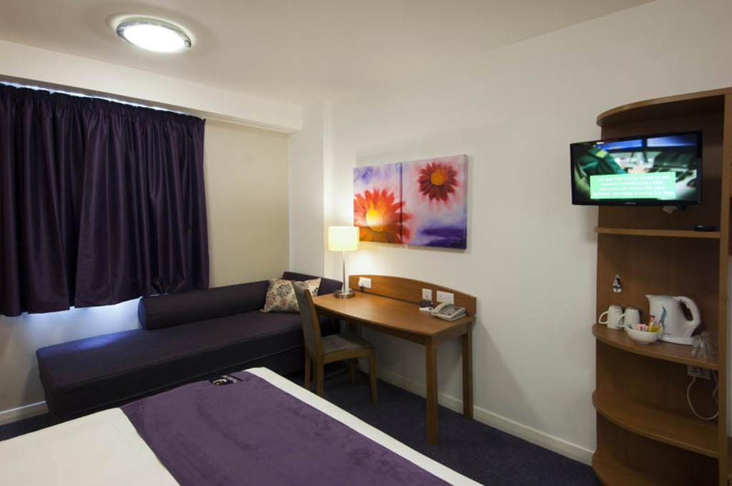 Premier Inn Swindon Central Room photo