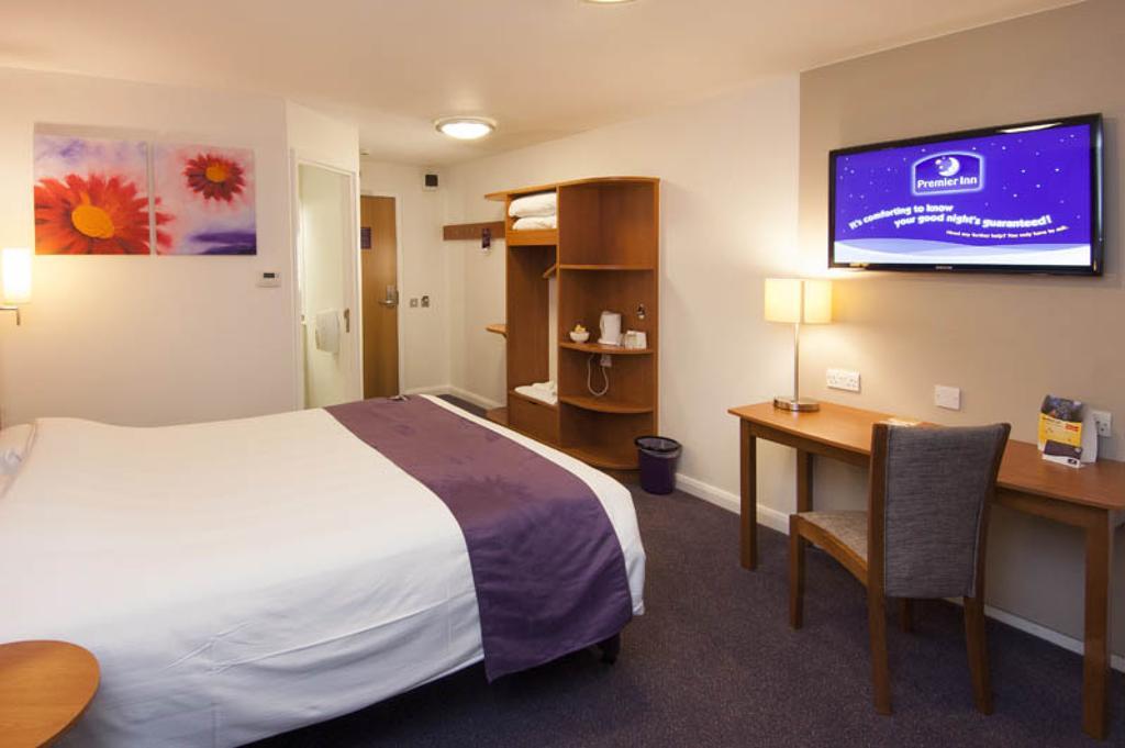 Premier Inn Swindon Central Exterior photo