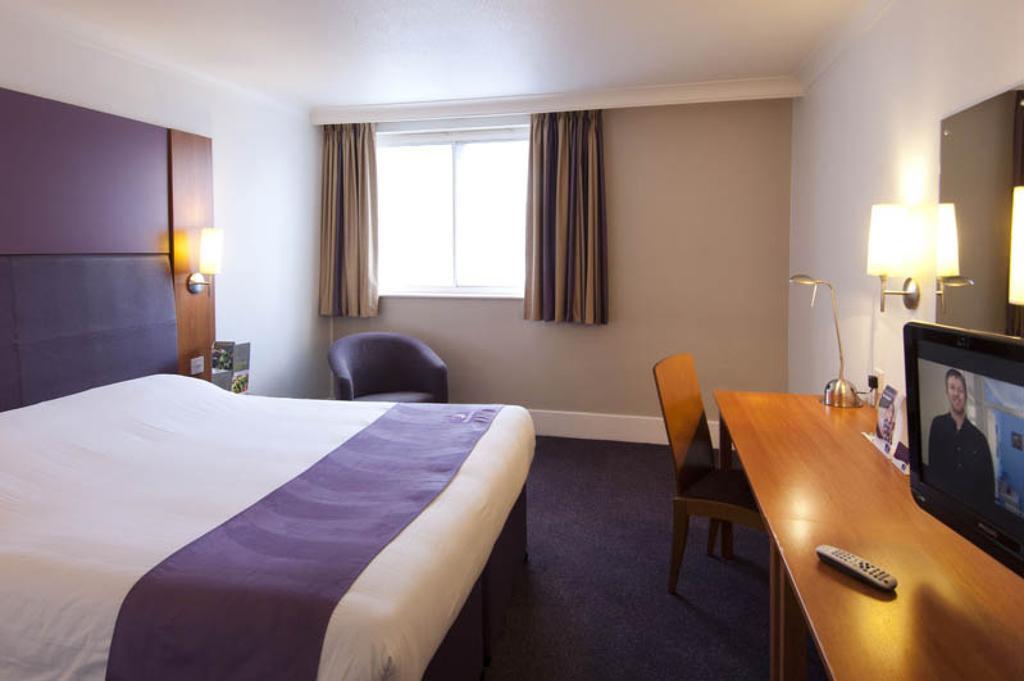 Premier Inn Swindon Central Exterior photo