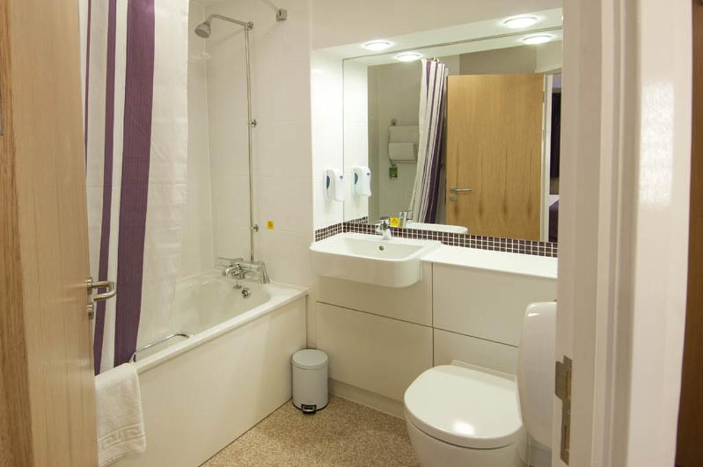 Premier Inn Swindon Central Room photo