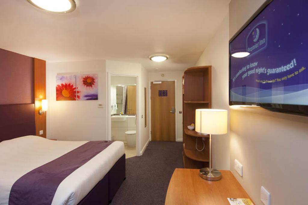 Premier Inn Swindon Central Exterior photo