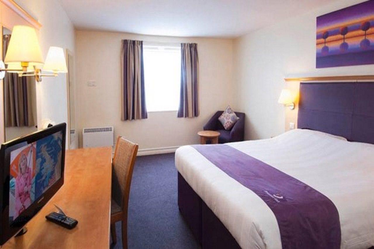 Premier Inn Swindon Central Exterior photo
